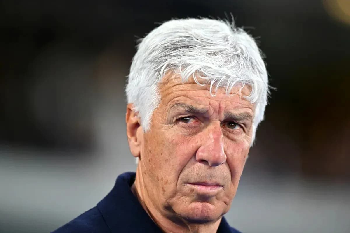 Entrenador observando durante un partido de fútbol