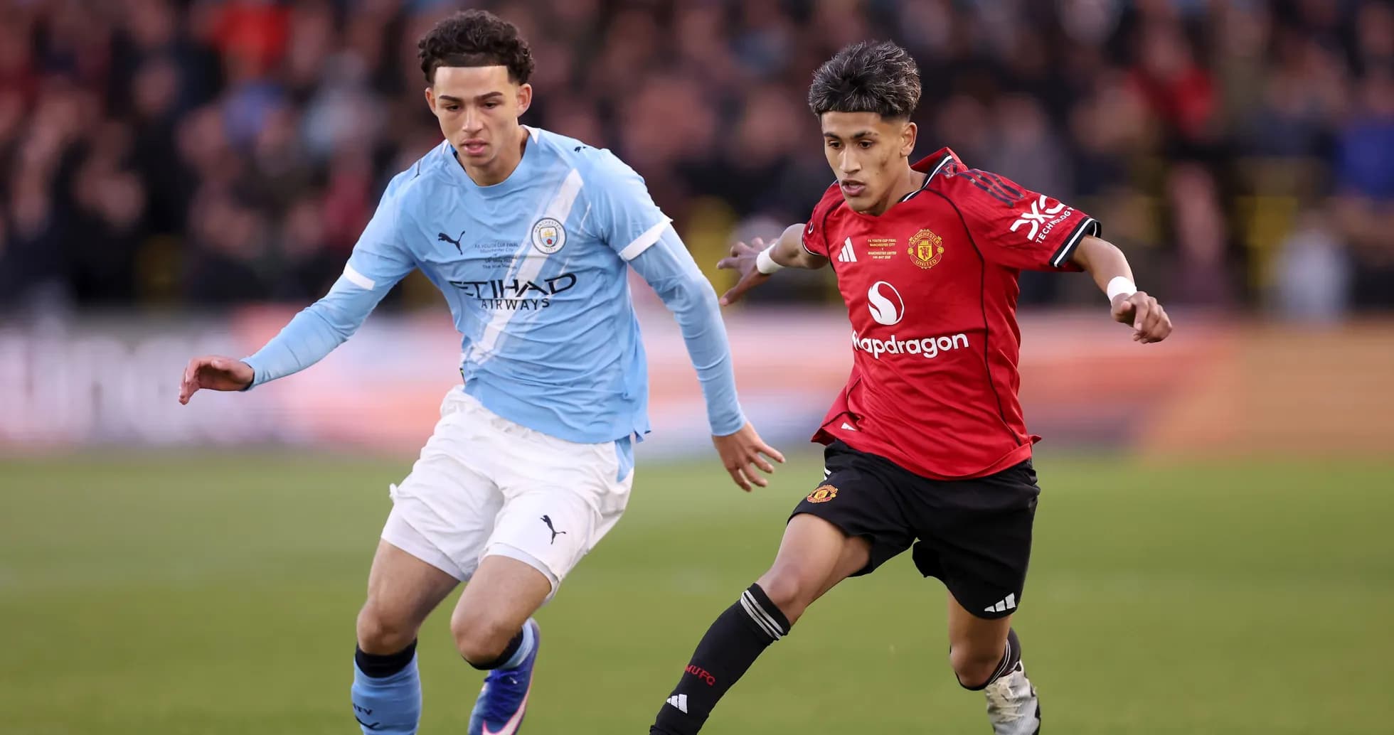 Jugadores de Manchester City y Manchester United en acción