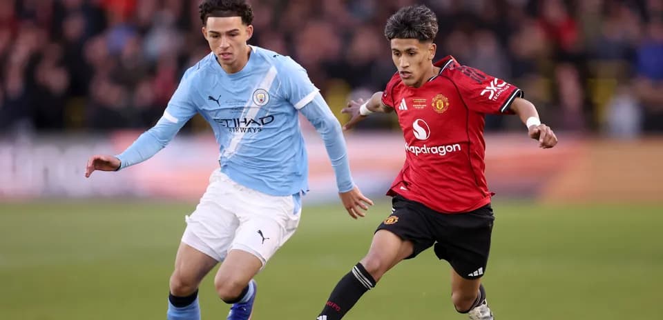 Jugadores de Manchester City y Manchester United en acción