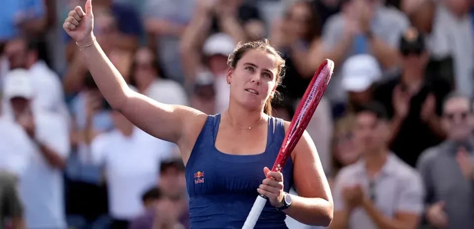 Jugadora de tenis saludando a la multitud tras partido