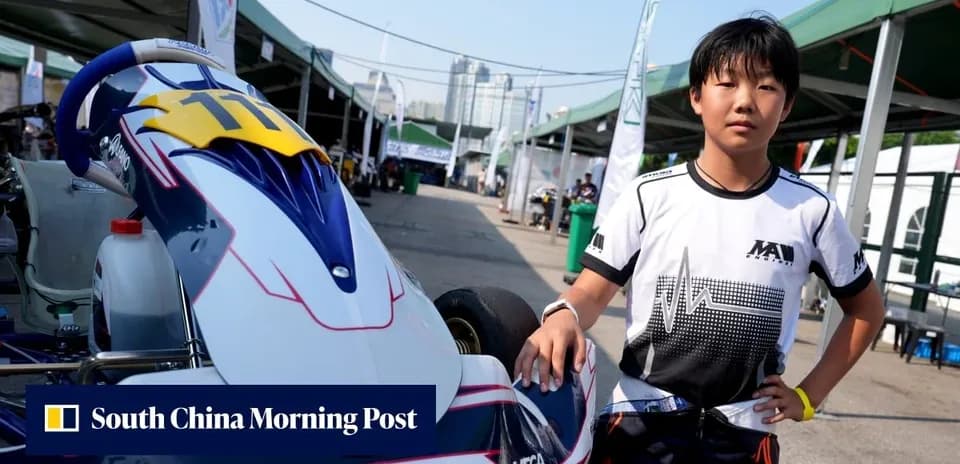 Joven piloto junto a su kart en paddock