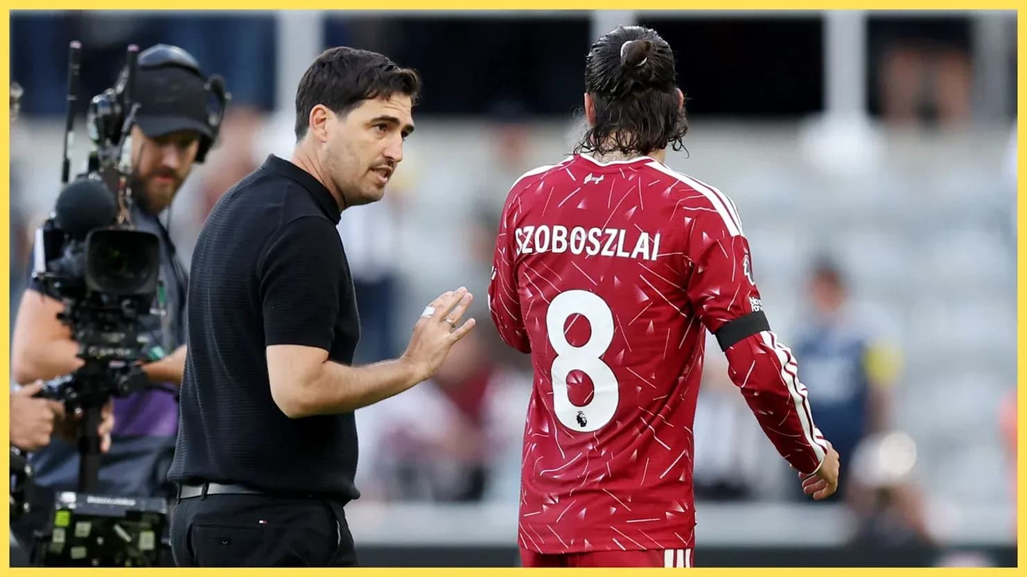 Entrenador hablando con jugador durante el partido