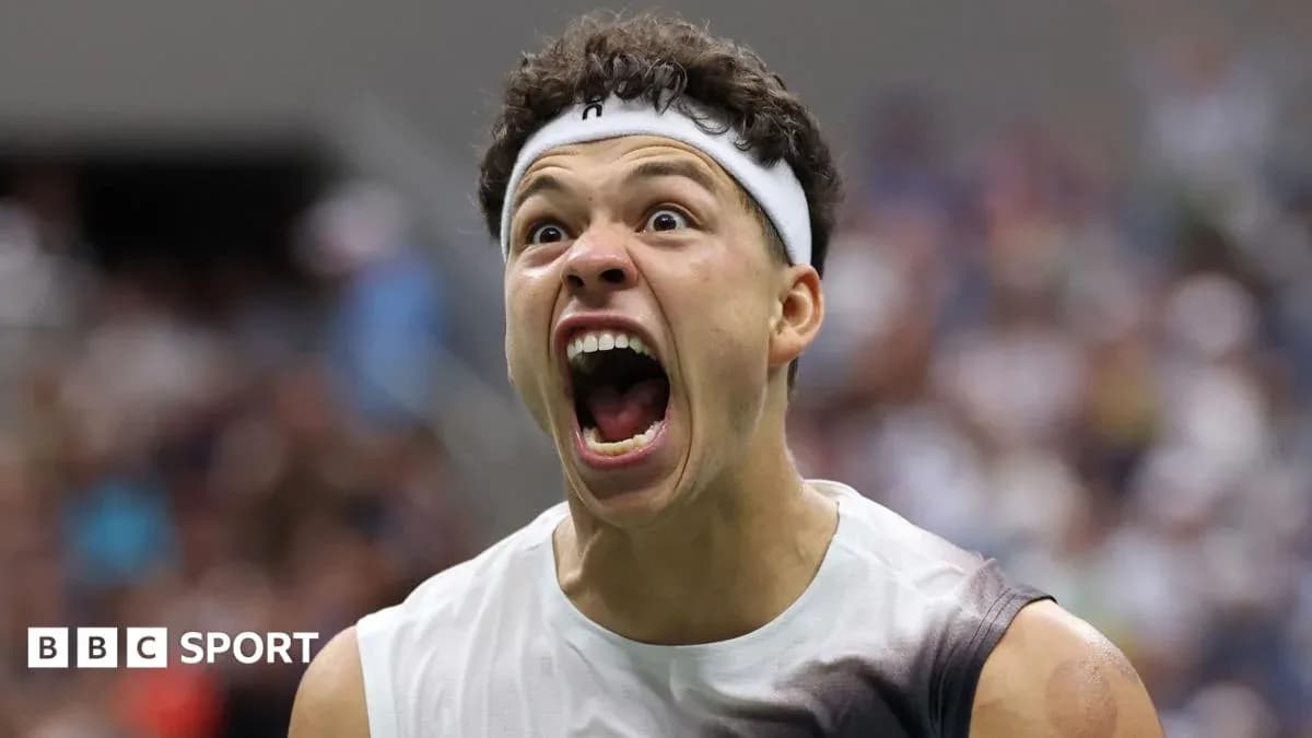 Jugador de tenis celebrando con gran entusiasmo