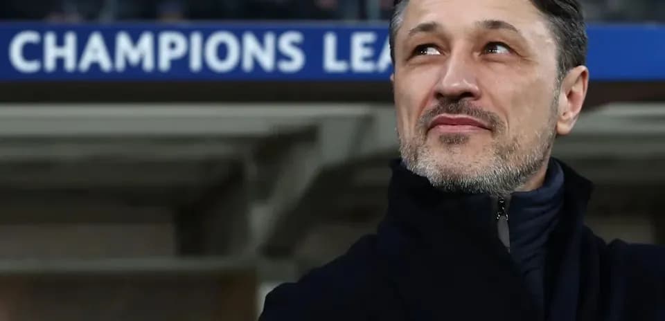 Entrenador en el banquillo durante la Champions League