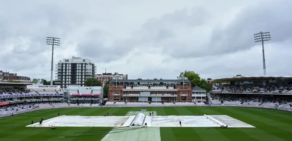 Campo de cricket cubierto con lonas en Lord's
