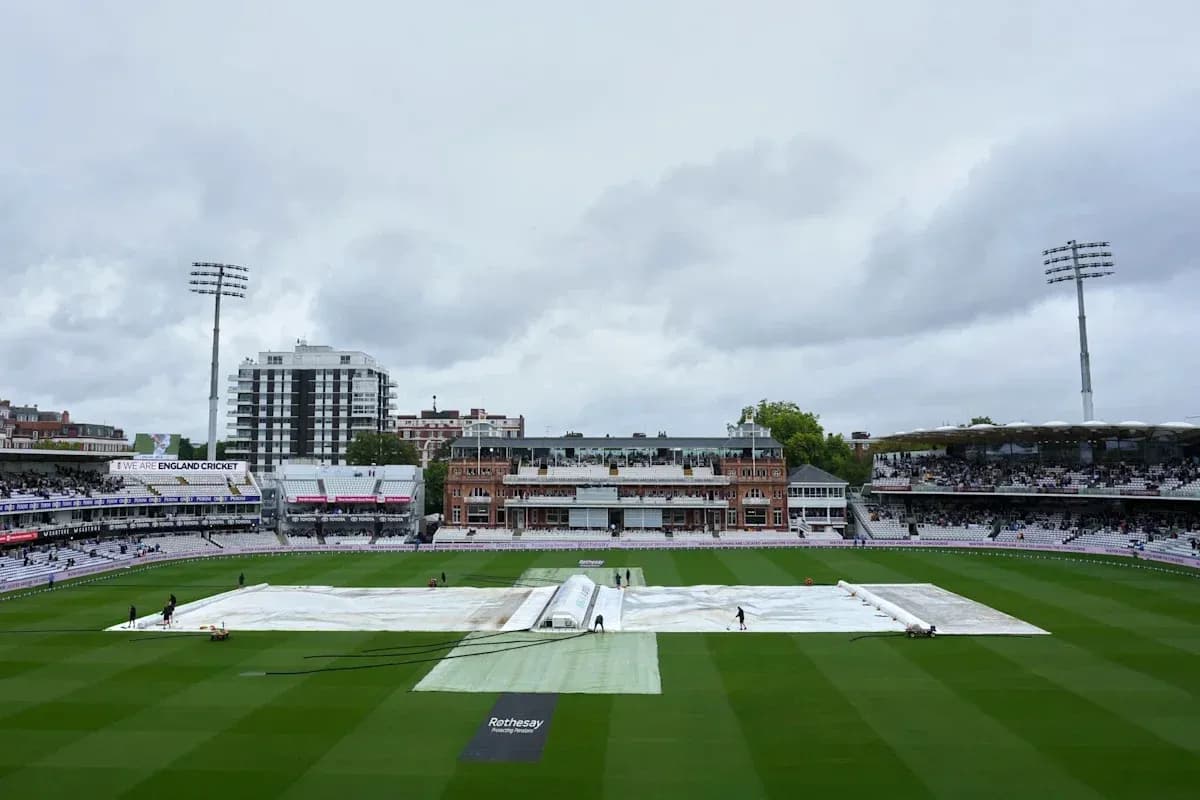 Campo de cricket cubierto con lonas en Lord's