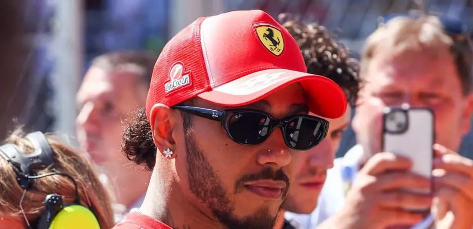 Piloto con gorra de Ferrari en evento