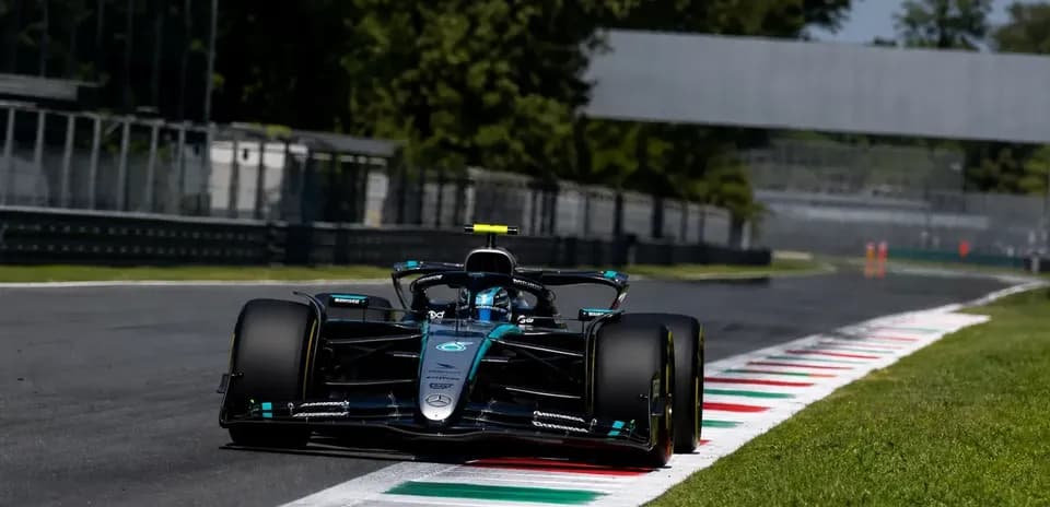Coche de Fórmula 1 en la pista de Monza
