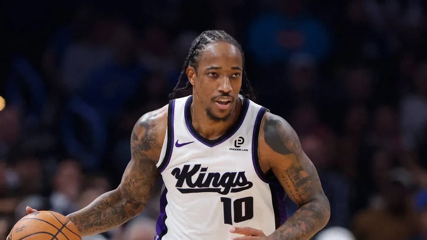 Jugador de los Kings driblando el balón en partido