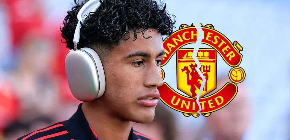 Jugador con auriculares frente al logo de Manchester United