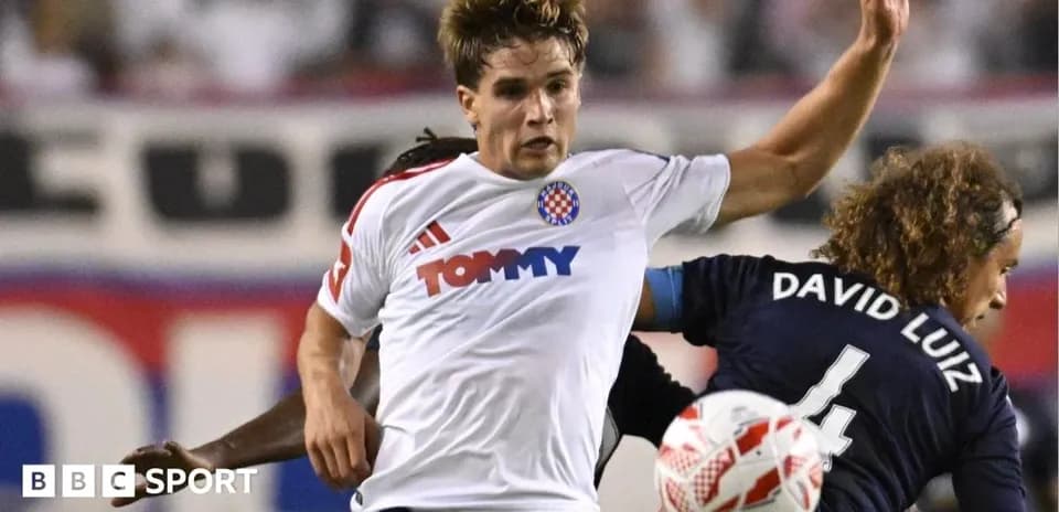 Jugador de camiseta blanca luchando por el balón