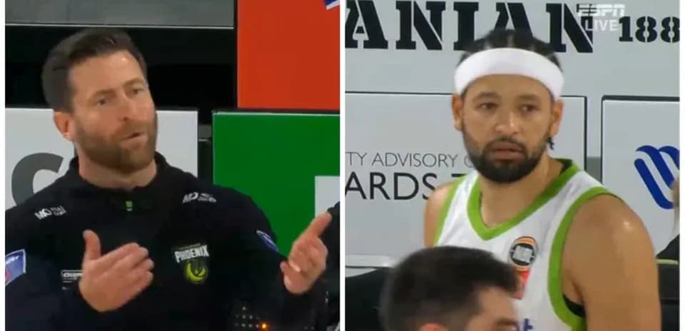 Entrenador hablando y jugador en la cancha