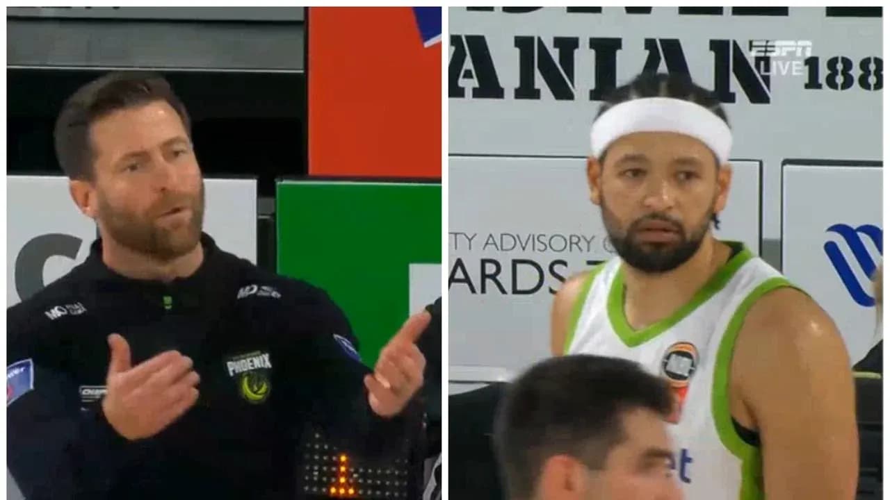 Entrenador hablando y jugador en la cancha