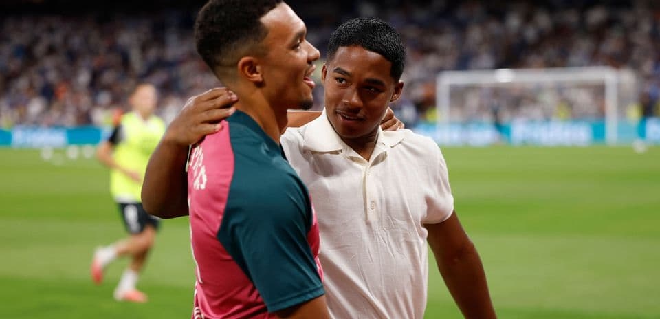Dos jugadores conversando en el campo de fútbol