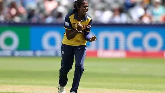 Jugadora celebrando un wicket en partido de cricket