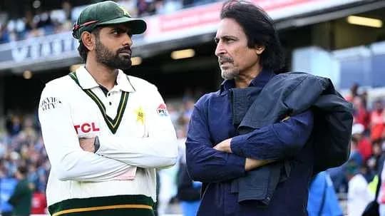 Jugador de cricket y comentarista conversando en el campo