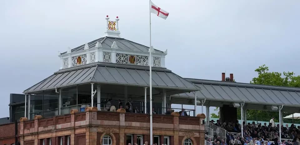 Vista del edificio del Lord's Cricket Ground lleno de espectadores