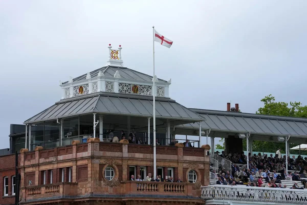 Vista del edificio del Lord's Cricket Ground lleno de espectadores