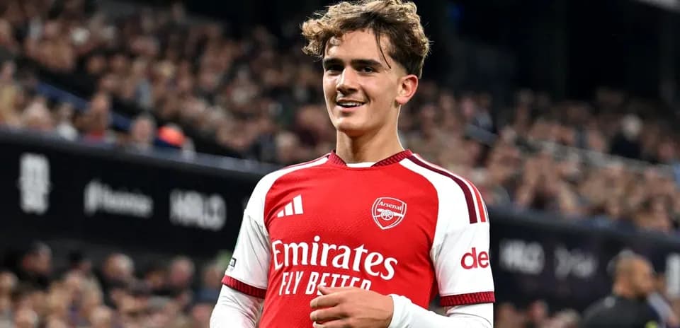 Jugador de Arsenal sonriendo en el campo de fútbol