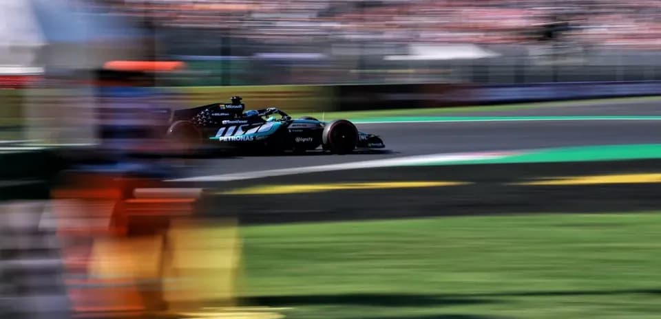 Coche de Fórmula 1 en carrera en circuito