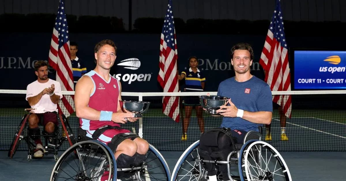 Jugadores de tenis en sillas de ruedas con trofeos