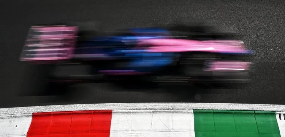 Coche de Fórmula 1 en movimiento cerca de la pista