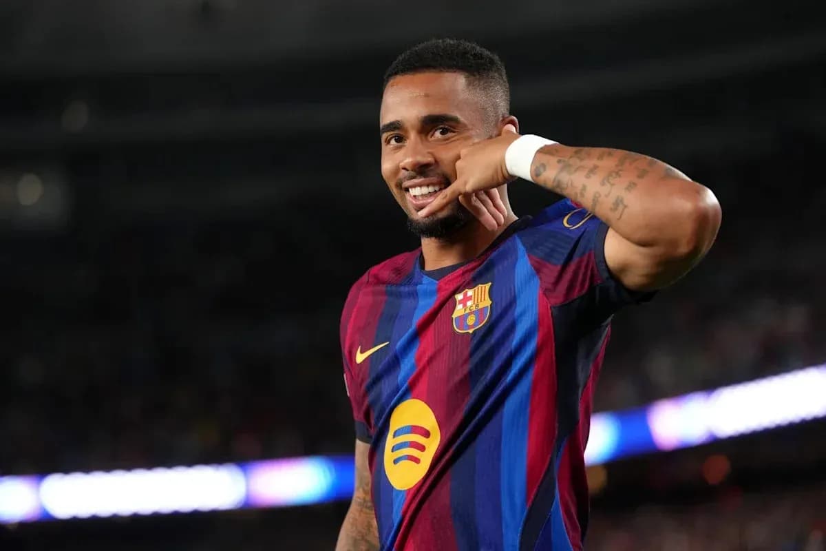 Jugador de Barcelona celebrando con gesto de teléfono