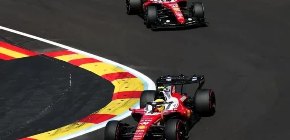 Dos coches de Ferrari en curva durante carrera