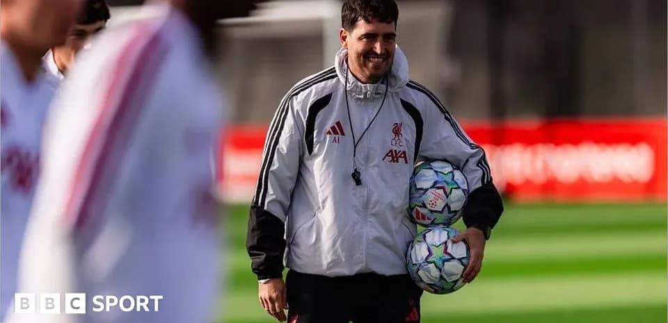 Entrenador de Liverpool sosteniendo balones en práctica