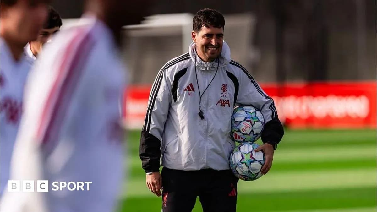 Entrenador de Liverpool sosteniendo balones en práctica