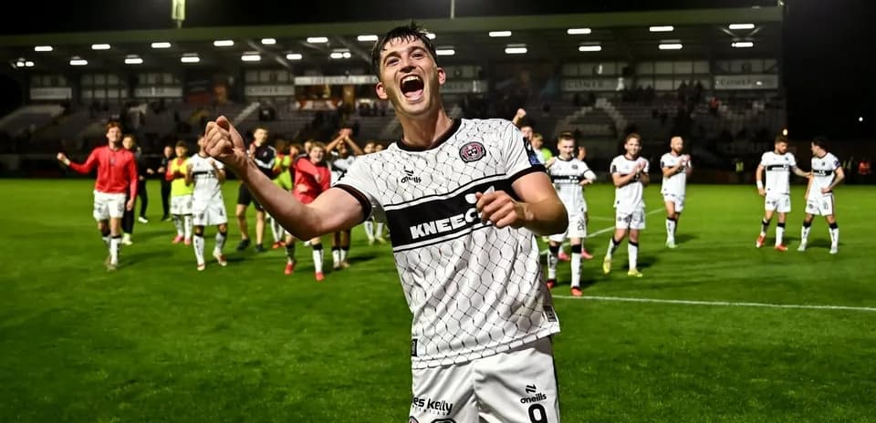 Jugador celebrando con compañeros tras partido ganado