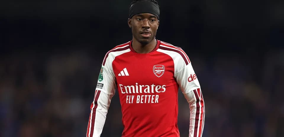 Jugador de Arsenal en uniforme rojo durante partido