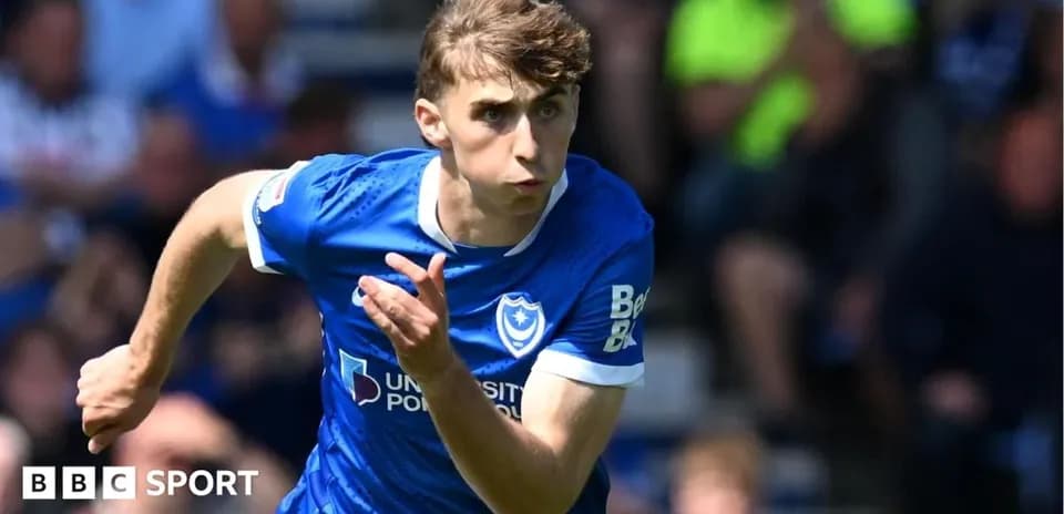 Jugador de Portsmouth corriendo durante el partido