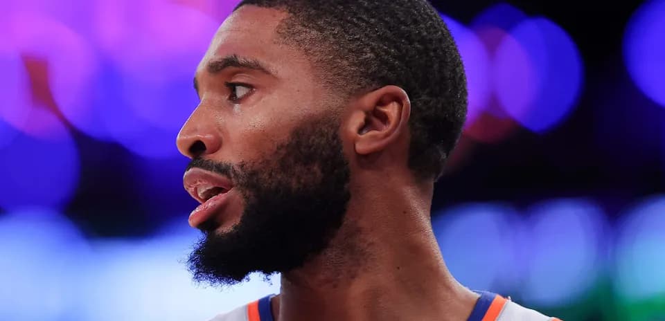 Jugador de baloncesto en perfil durante el partido