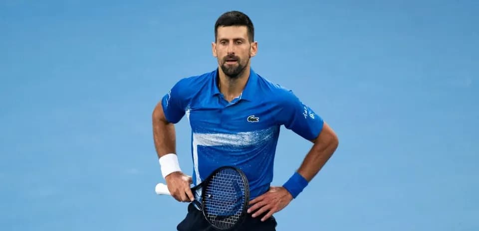 Jugador de tenis con raqueta en la cancha