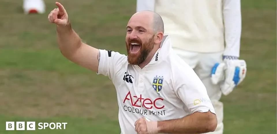 Jugador de cricket celebrando una wicket con entusiasmo