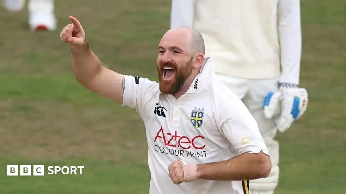 Jugador de cricket celebrando una wicket con entusiasmo
