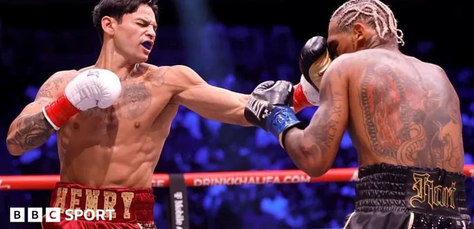 Boxeador lanzando un golpe durante una pelea