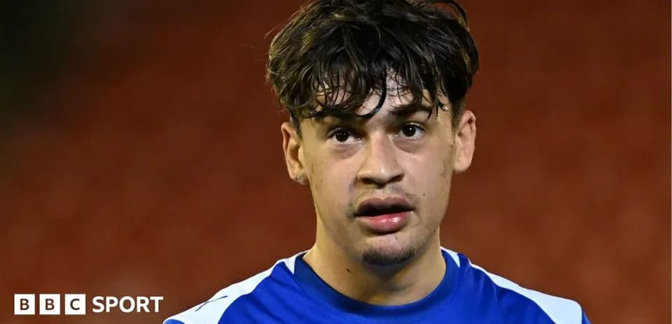 Jugador en uniforme azul en el campo