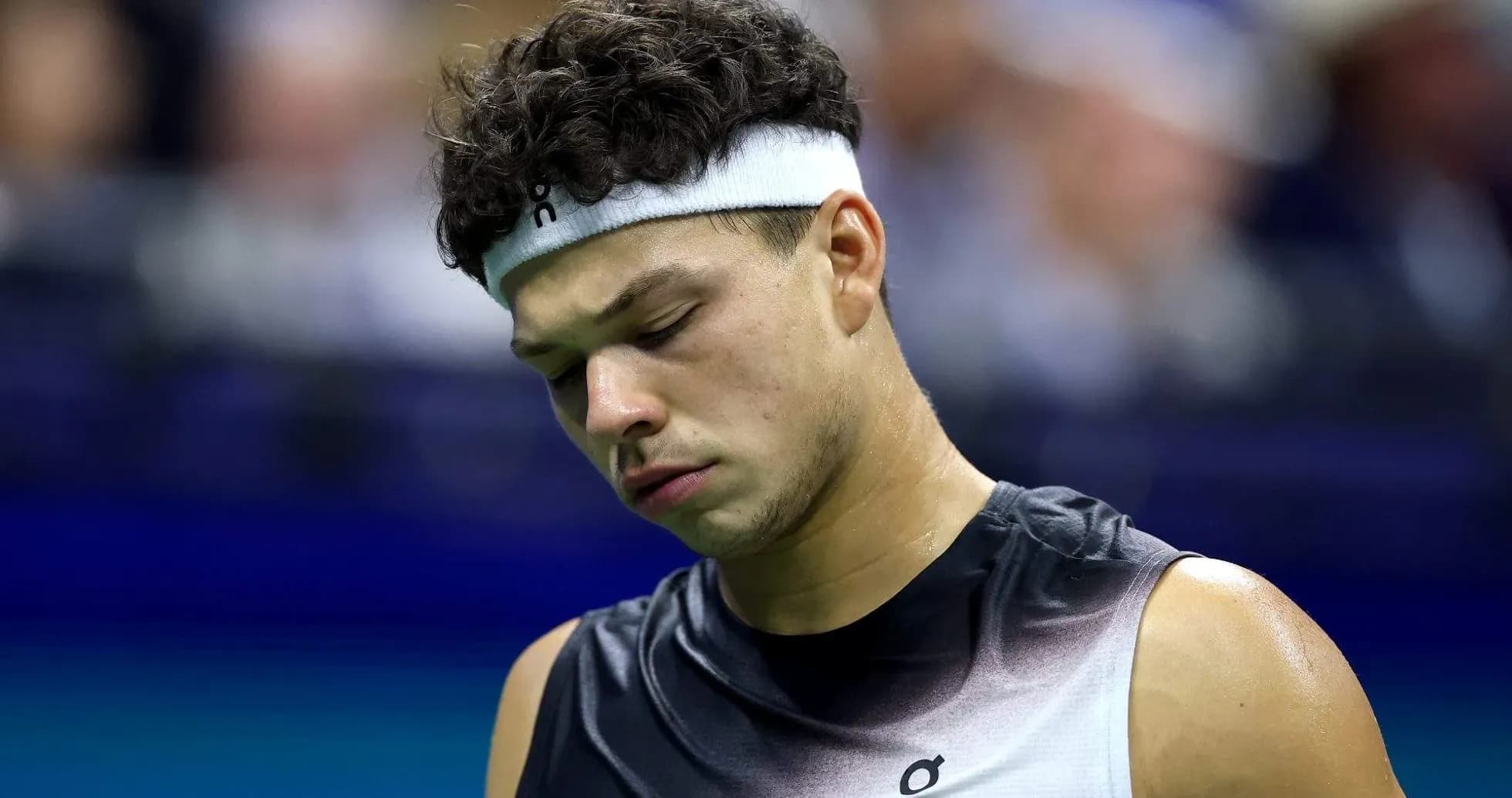 Jugador de tenis con la cabeza agachada durante el partido