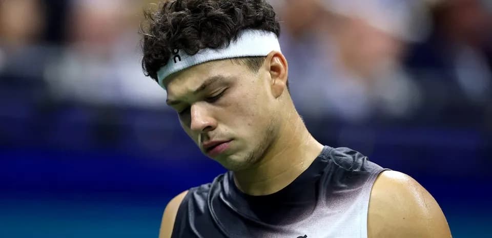 Jugador de tenis con la cabeza agachada durante el partido