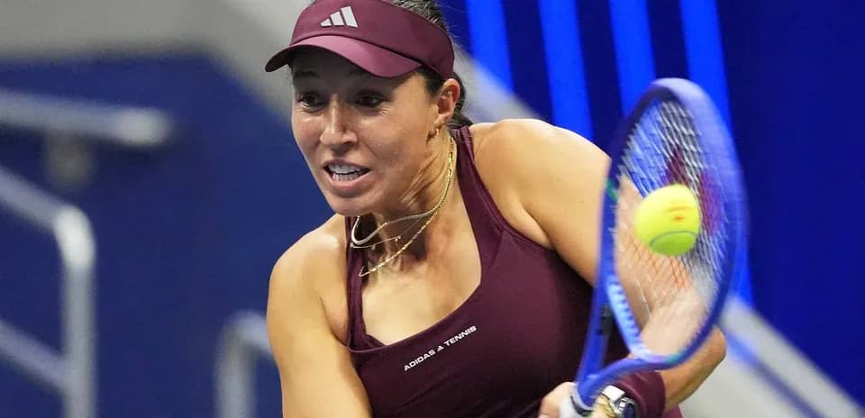 Jugadora de tenis golpeando la pelota con raqueta