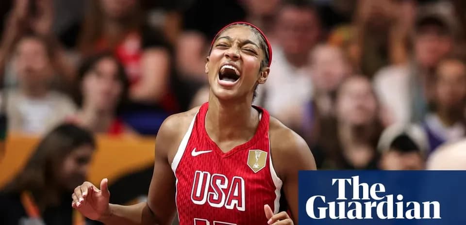 Jugadora de baloncesto de Estados Unidos celebrando en la cancha