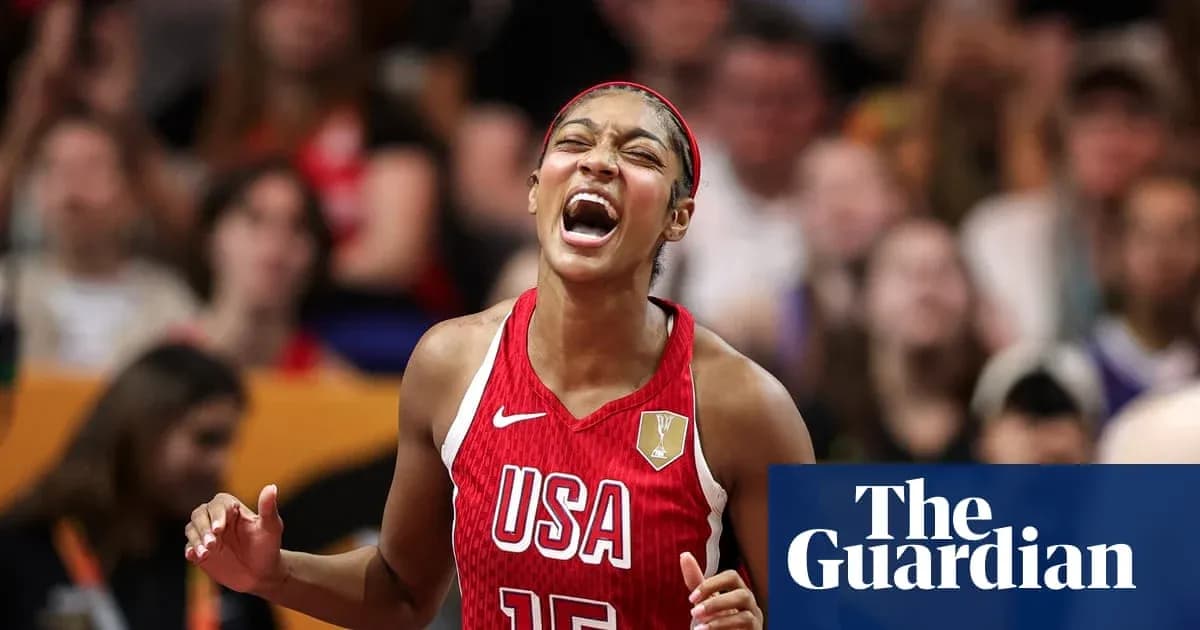 Jugadora de baloncesto de Estados Unidos celebrando en la cancha