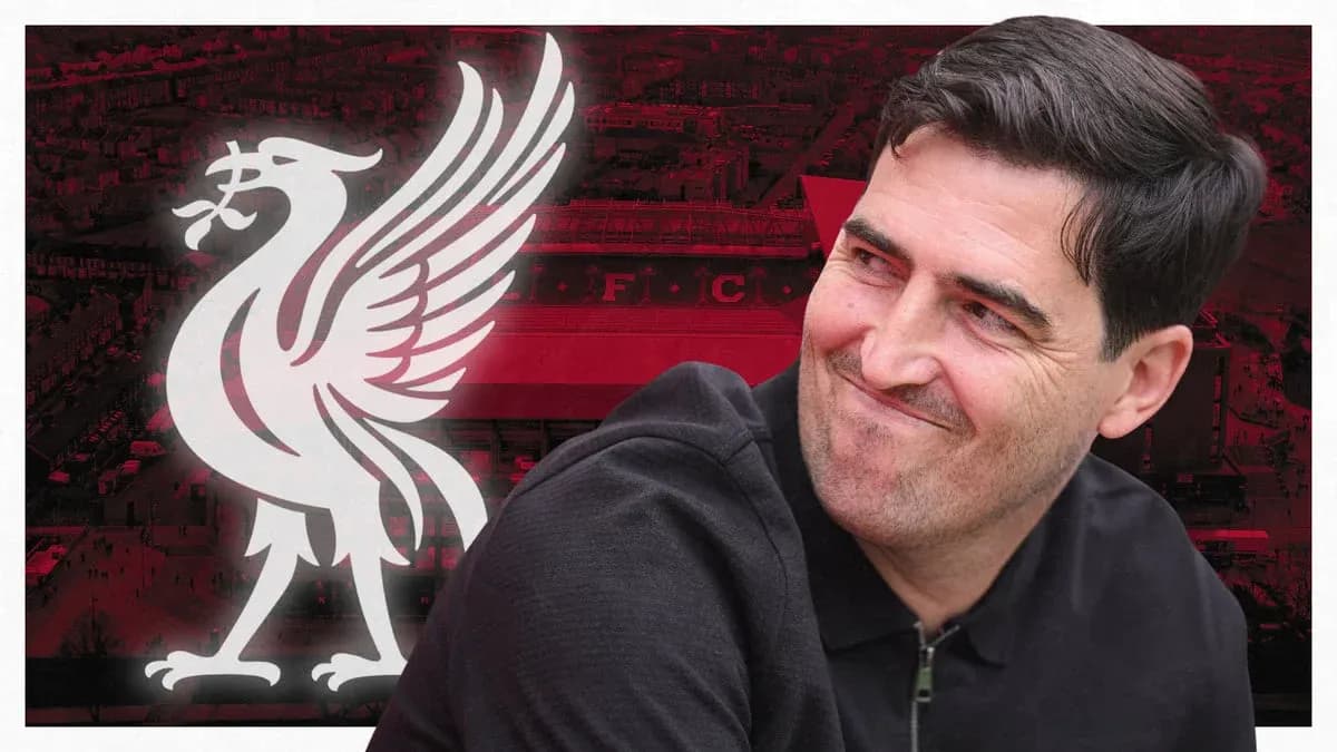 Entrenador sonriente con fondo de Liverpool FC