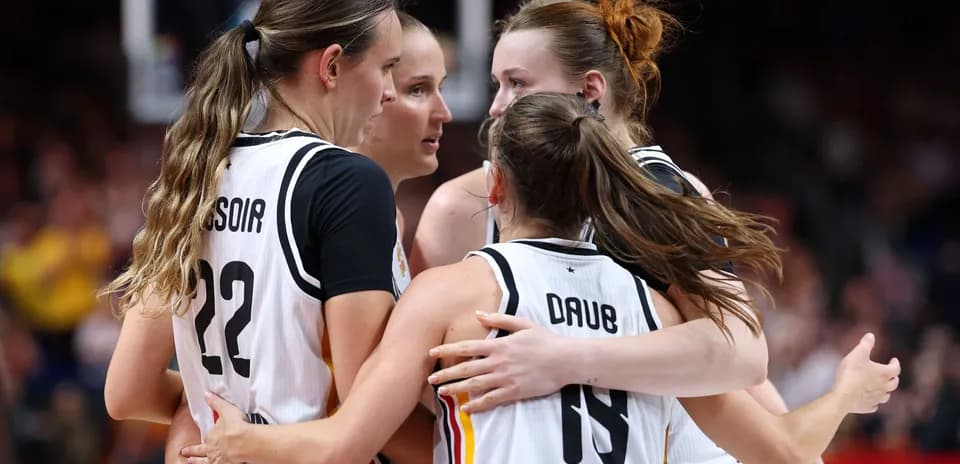 Jugadoras celebrando en un partido de baloncesto