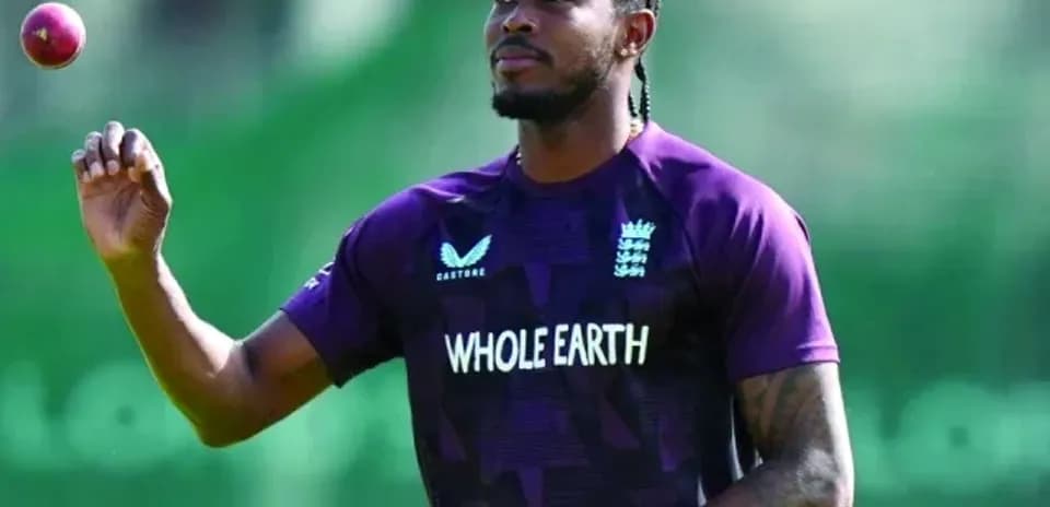 Jugador de cricket lanzando una pelota durante entrenamiento