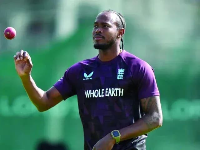 Jugador de cricket lanzando una pelota durante entrenamiento