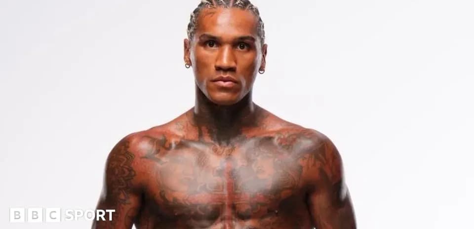 Atleta posando con tatuajes en el torso
