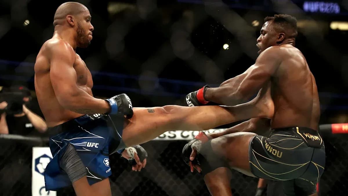 Dos peleadores en combate durante evento de UFC